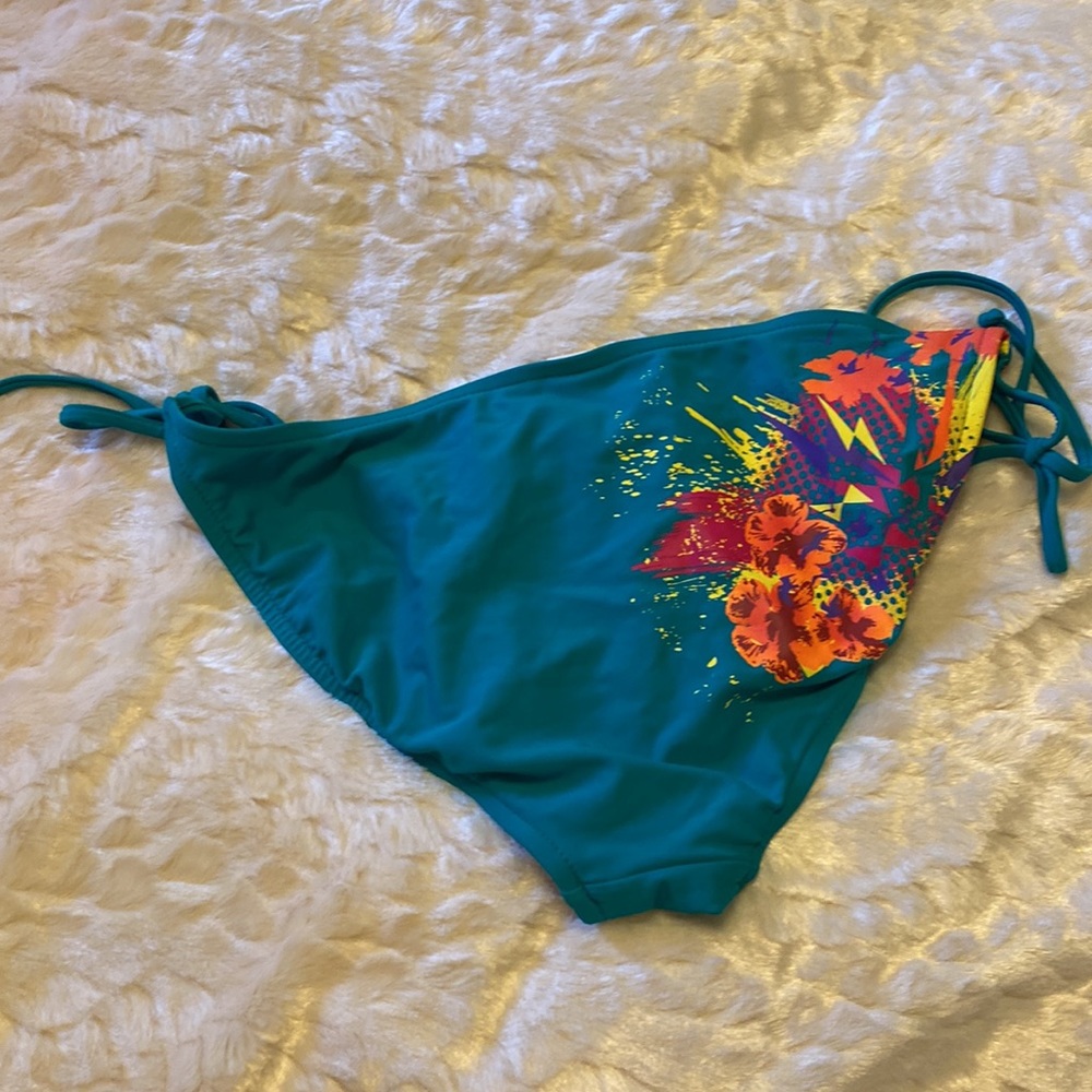 Uec Xhiliration bikini bottoms. Size XL